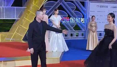 娱乐圈又爆一大瓜，徐帆收养的女儿，竟是冯小刚的“私生女”