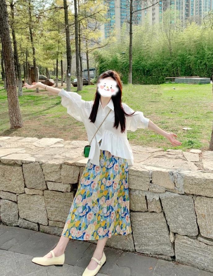 时尚潮流百搭垂感面料阔腿裤穿搭,蓝衬衣配藏蓝色阔腿裤慵懒风