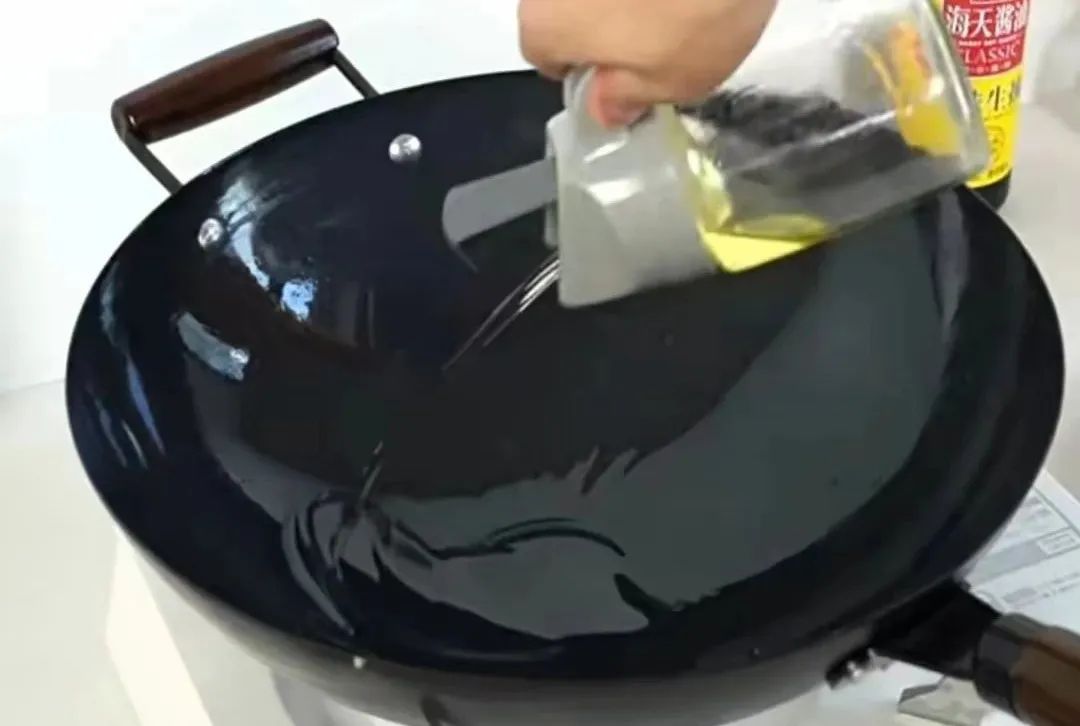 新买的铸铁锅千万别直接用,生铁铁锅如何开锅才不生锈不粘锅