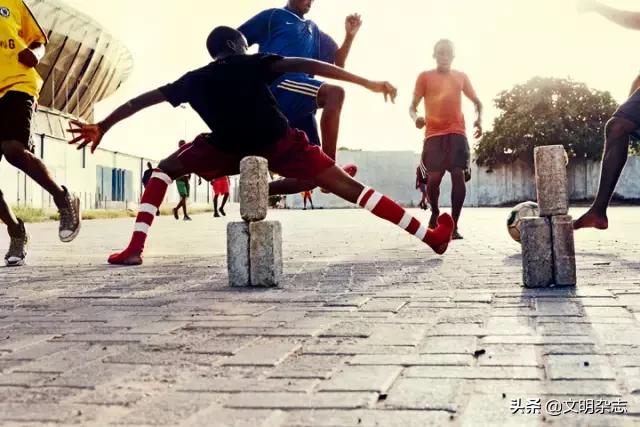 非洲足球少年：让梦想如绿草般顽强生长