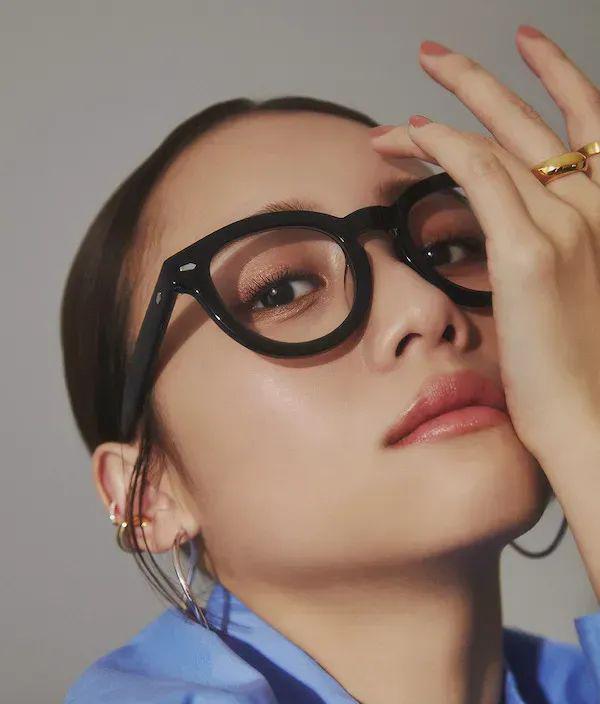 方形眼镜适合哪些穿搭,眼镜时尚搭配