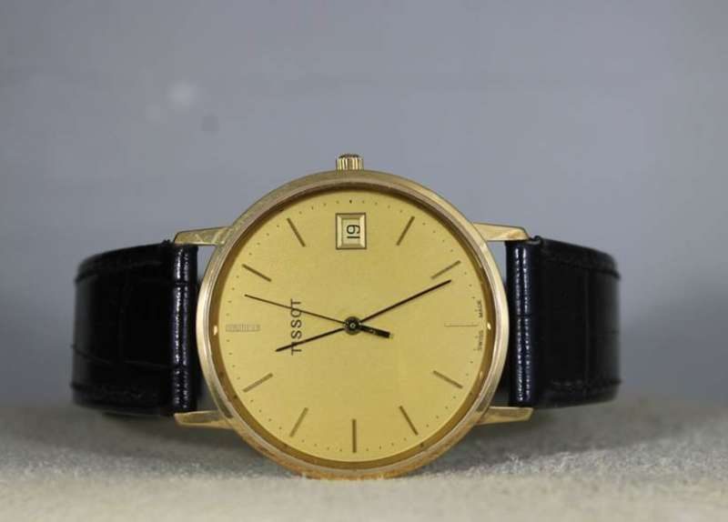 去修表摊换电池多少钱,修表换电池60元正常吗