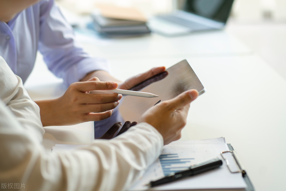 突然要见客户没化妆怎么办,公司要求每天化妆上班