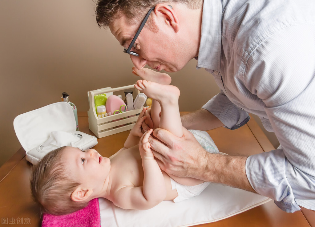 宝宝刚换完尿布又拉了要换吗,为什么宝宝每次换尿布时都会尿尿