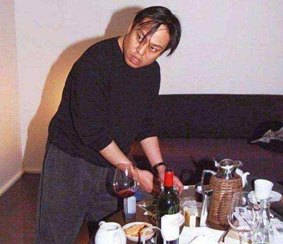 香港穷小子,做房地产身家20亿,疯狂泡女明星,却47岁在东莞猝死