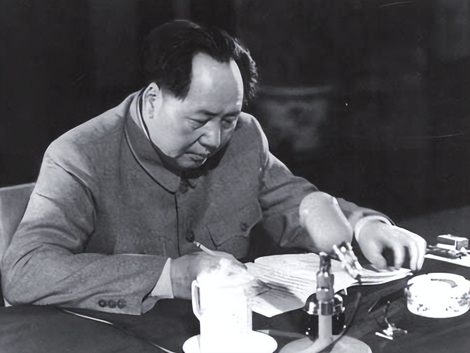 1969年，*先念李**抽雪茄，毛主席试尝后：这烟很好，为何不告诉我？