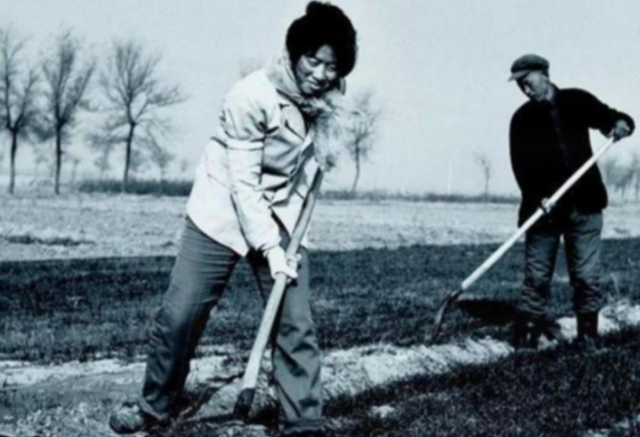 28年前，农妇意外捡到34克钻石，27万卖给国企，为何遭法院传唤？