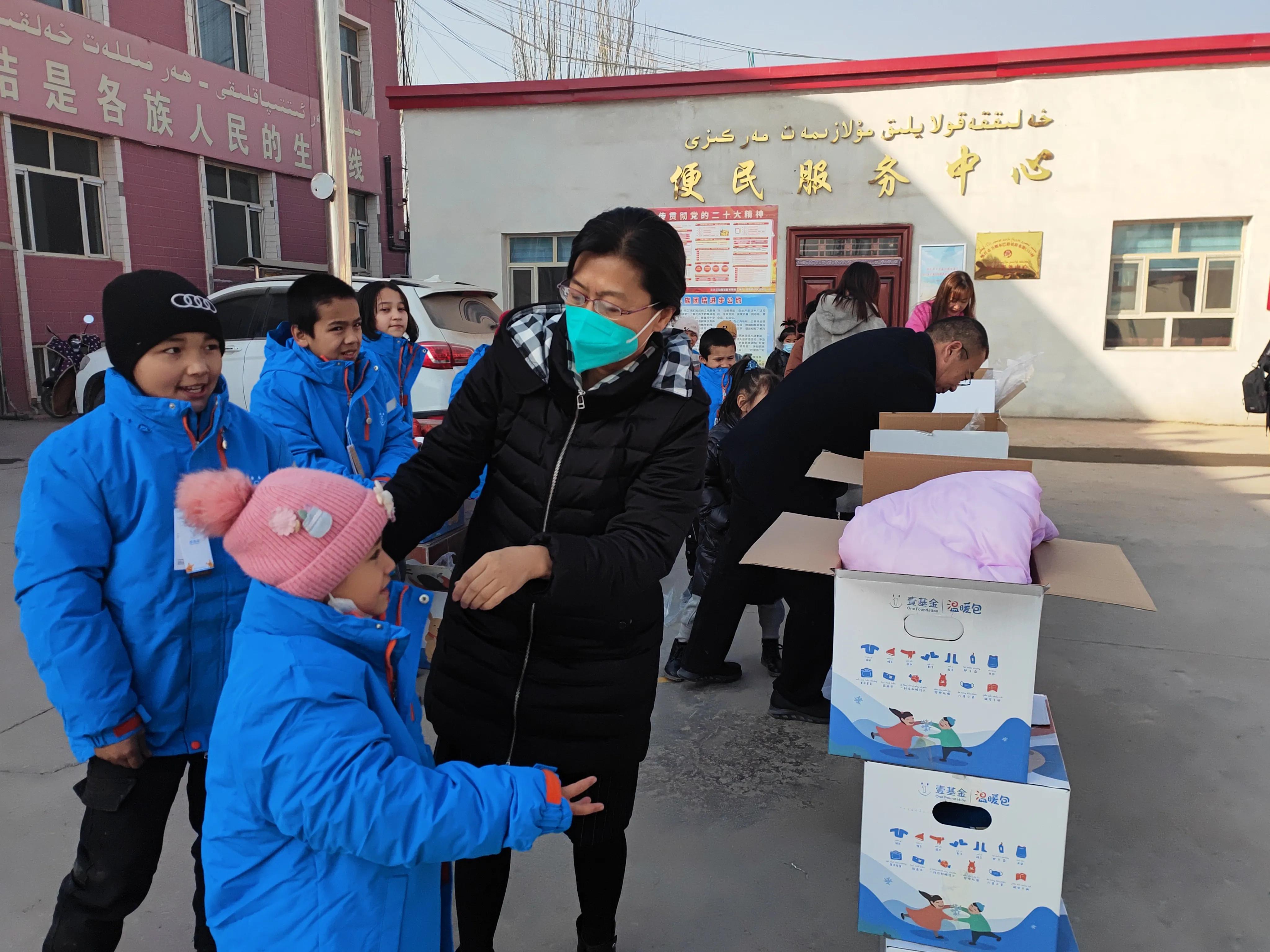 暖心I*疆新**喀什市80名儿童收到爱心企业新年礼物“温暖包”
