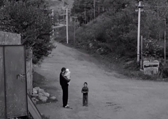 父亲被杀儿子复仇灭掉黑帮,父亲被恶霸砍死男子报仇灭门