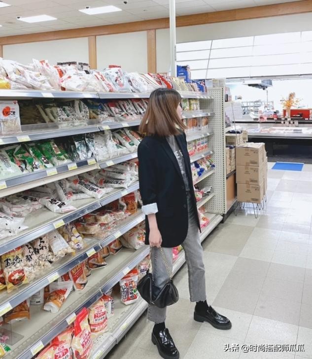 40岁女人无论穿裙子还是裤子,四五十岁的女人穿什么样的鞋子