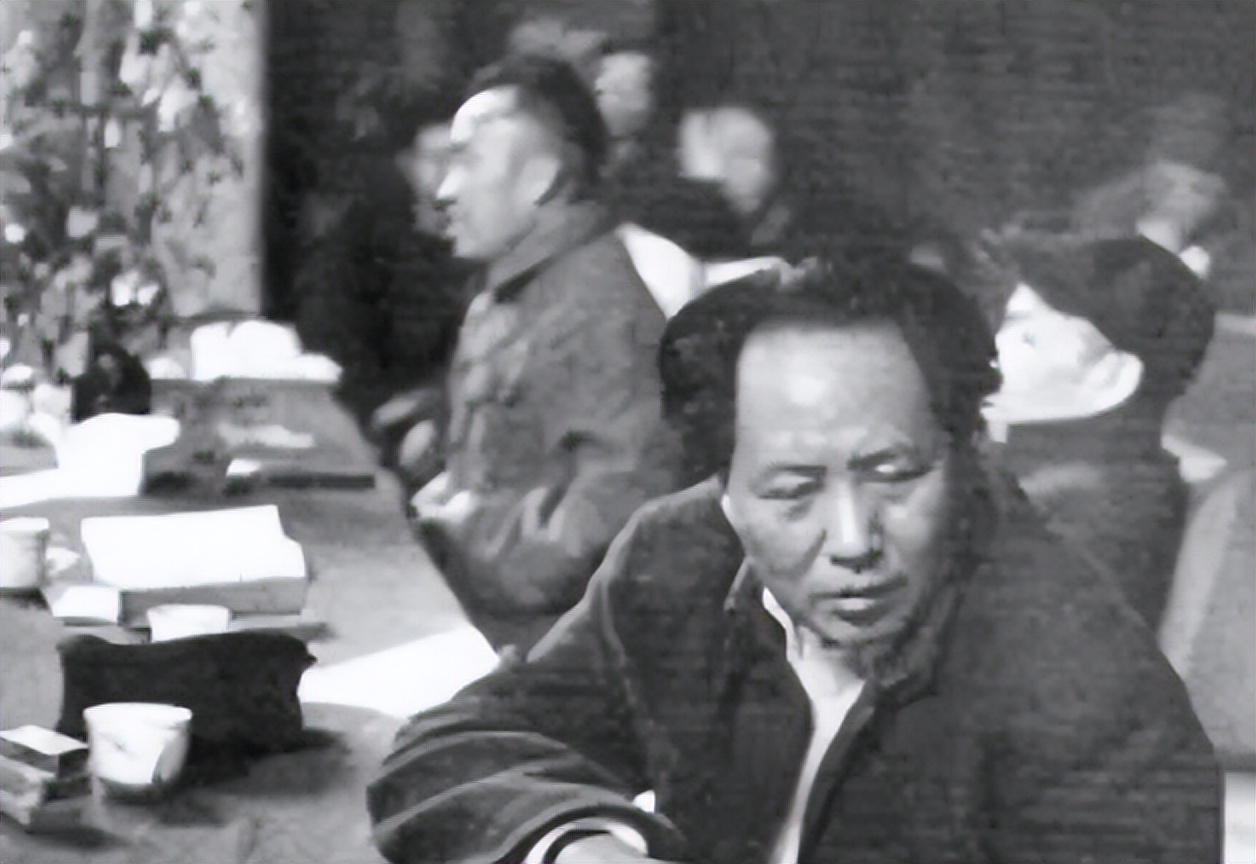 邓华缴获五箱白金龙烟，只给主席一支，主席笑笑：“财不露白”啊