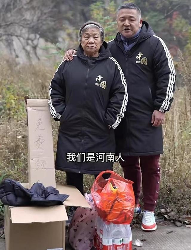 富士康员工徒步返乡哪个都不容易,富士康员工徒步返乡还有人在路上