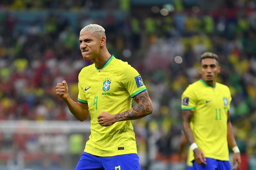 五星巴西盛大登场，理查利森独中两元击碎质疑，内马尔伤退太揪心