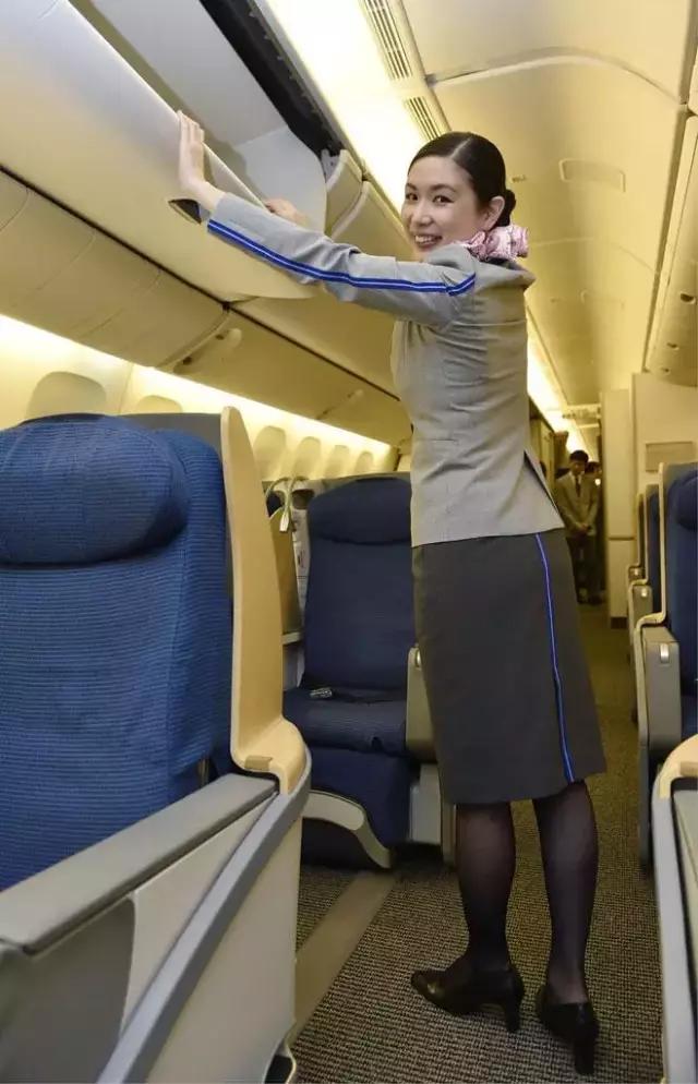 空姐制服每个年代的设计理念,中国国际航空空姐制服设计