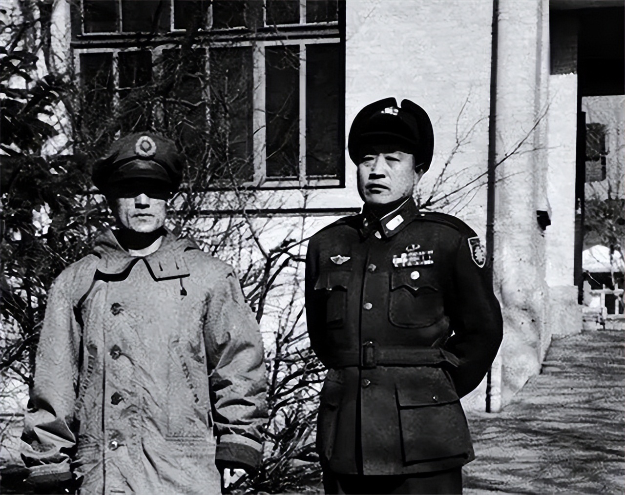 蒋军忍饥挨饿，蒋校长却空投“激励信”，士兵大骂：这有啥用