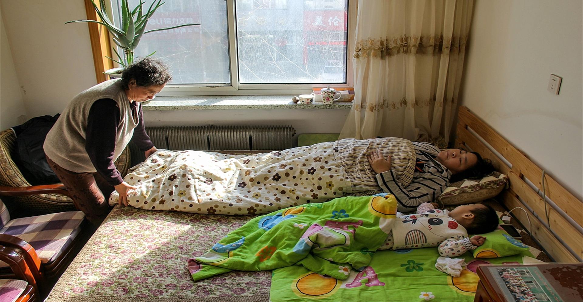 “不许你吃鸡腿”6岁孙子呵斥，儿子儿媳哈哈大笑，我连夜回家