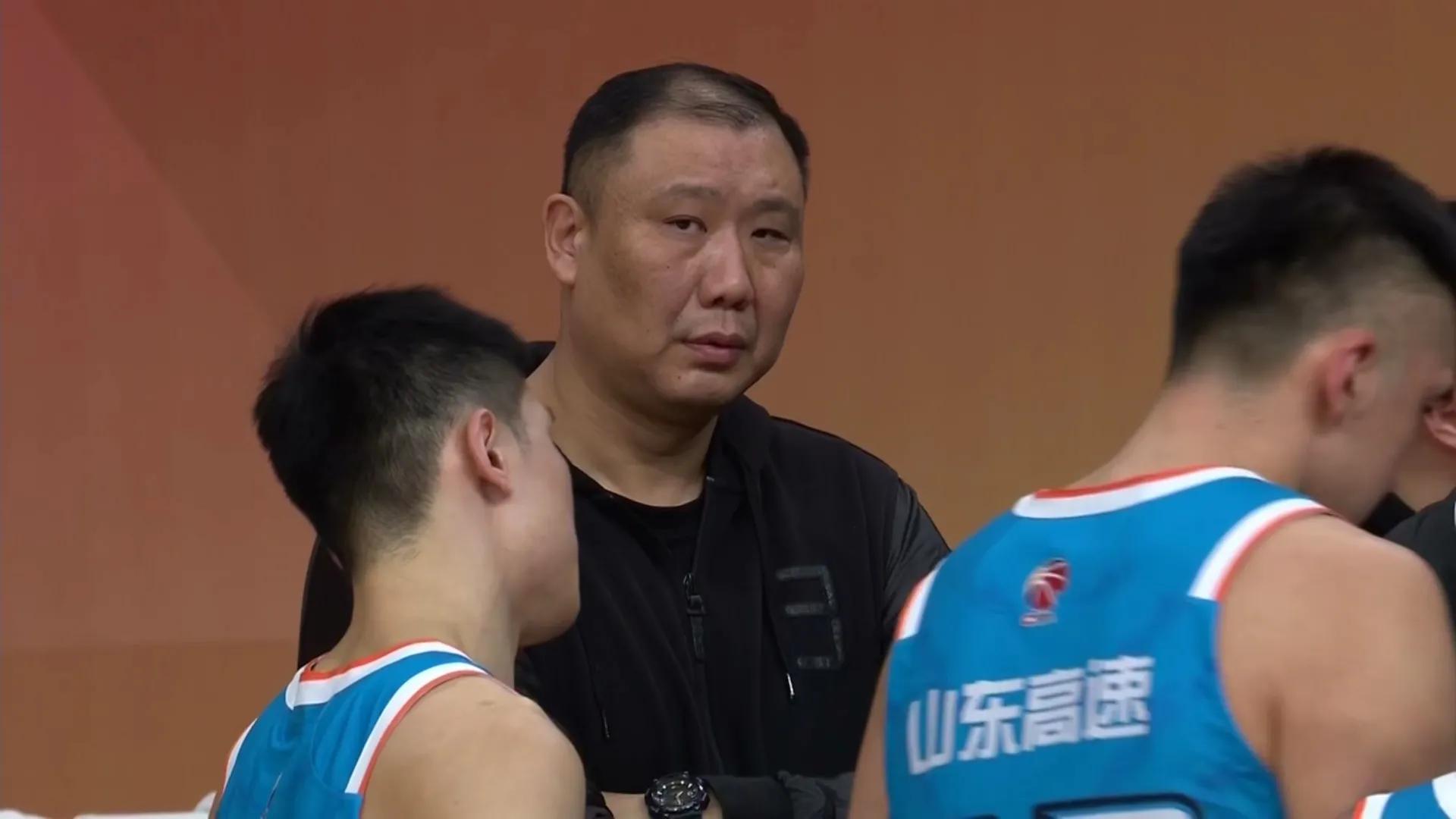 山东男篮王晗打刘冠岑,王晗山东男篮战胜辽宁赛后采访