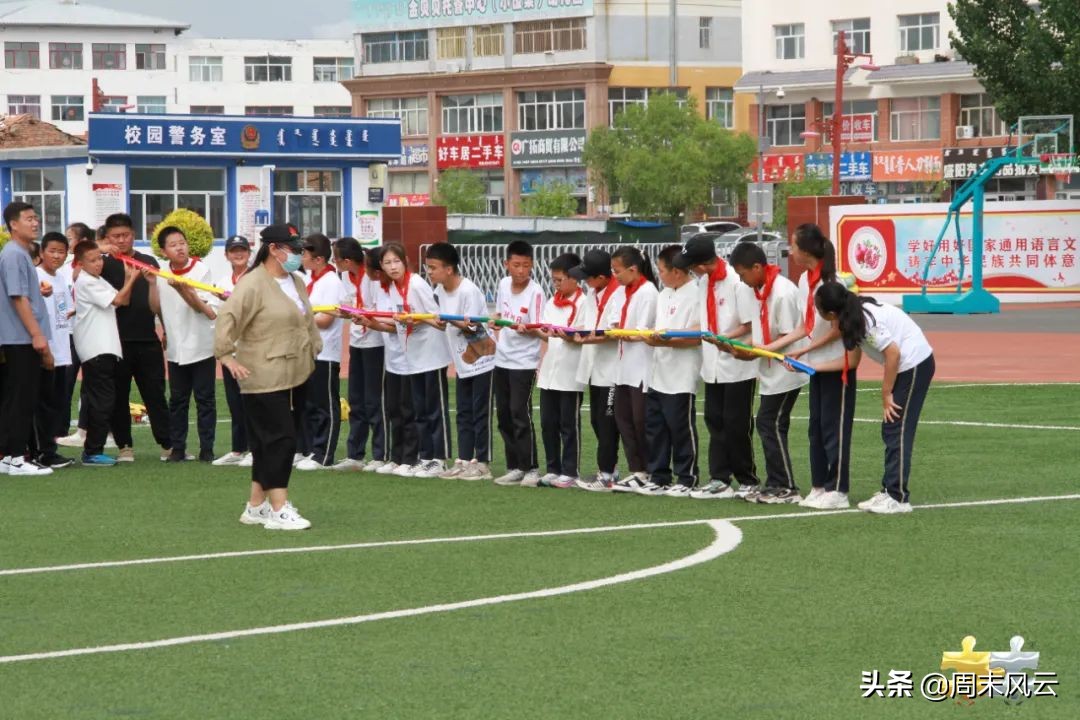 锡林浩特市第三小学体操表演,小学户外体育活动高年级
