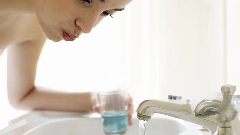 为什么避孕套上会有一层油？对身体有危害吗？