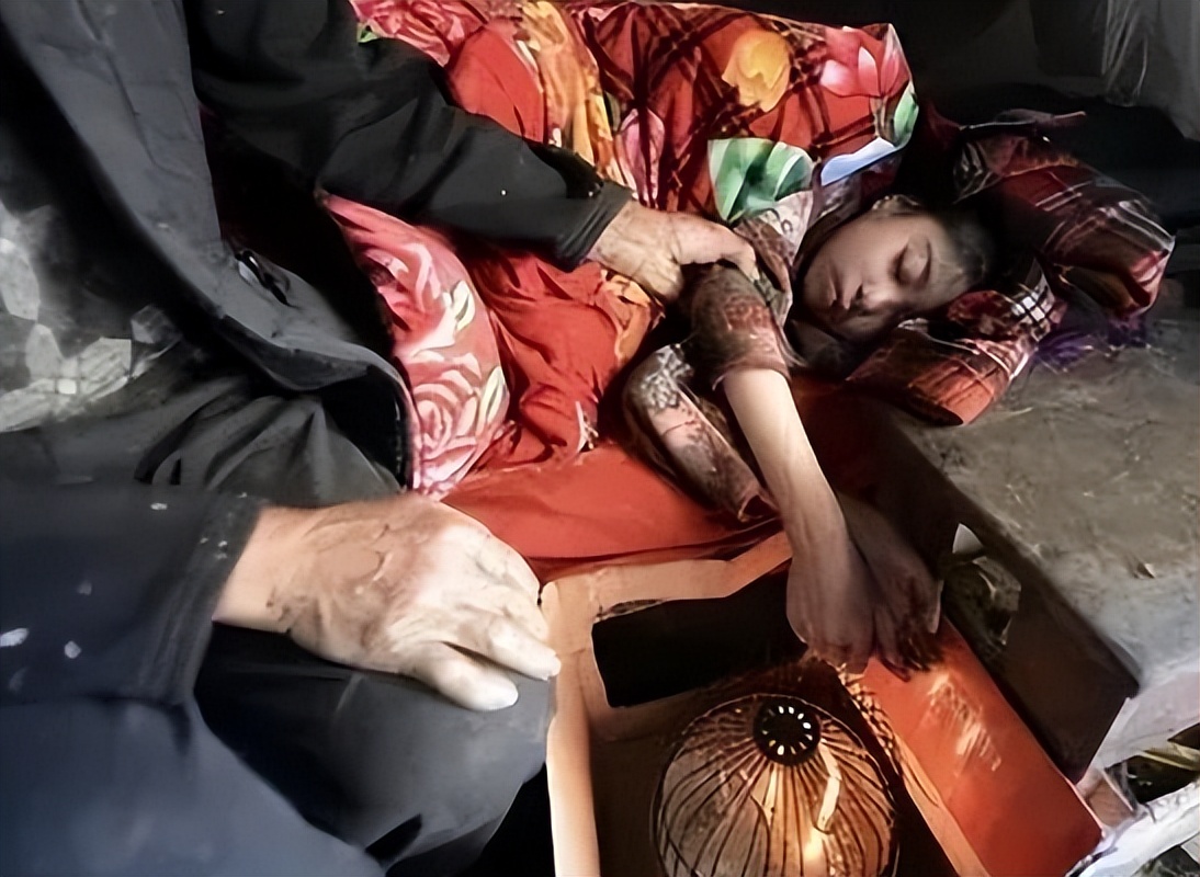 四川10岁怪病长蛆小女孩今年现状,少年患罕见怪病晚上死亡