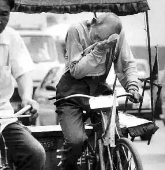 老人蹬三轮捐35万，助300多贫困学子圆梦，死后获感动中国特别奖