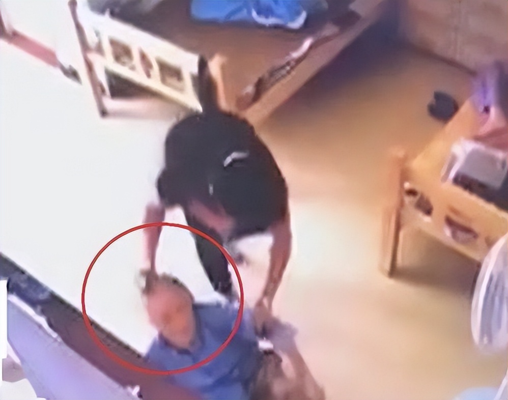 23年，73岁老兵被养老院护工打爆眼球，院方：我们是日本管理理念