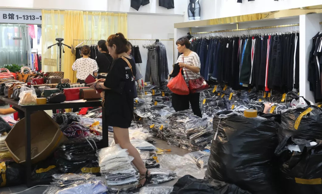 开个服装批发档口一年能赚多少钱,想搞批发衣服生意做什么好
