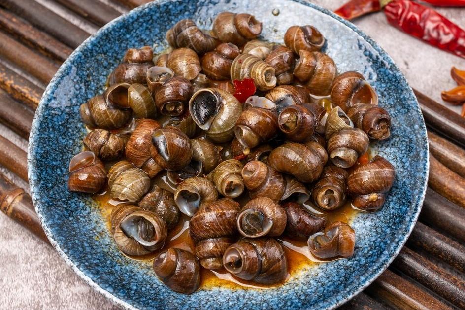 田螺要吃什么样的好,田螺要先清洗还是先去尾