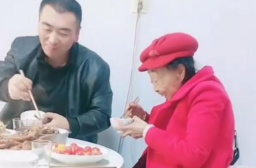 李玉成遭嘲吃软饭，85岁妻子马玉琴与陌生男子跳舞，被指心真大