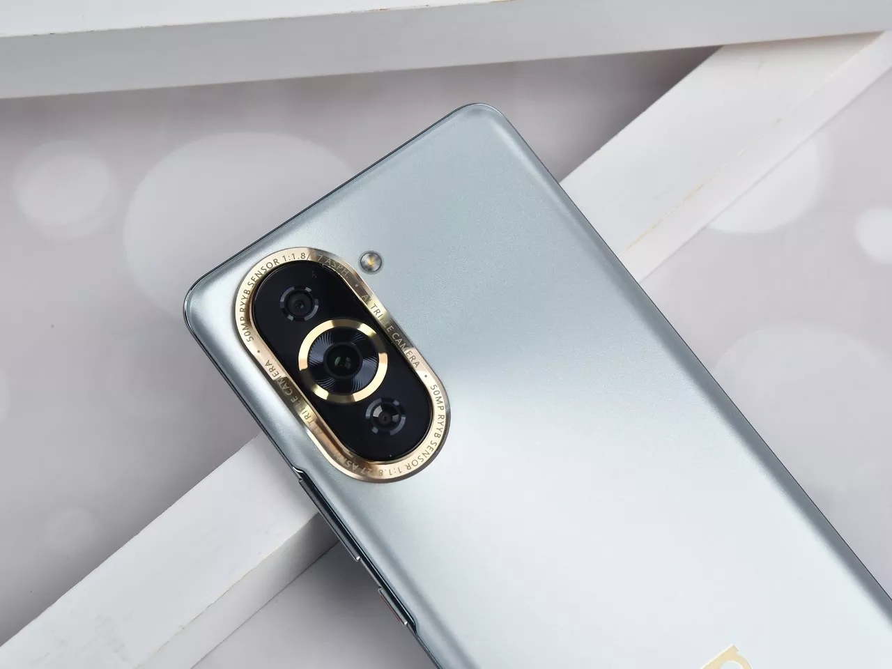 华为刚发布的全面屏千元机 (华为次新旗舰售价跌至1799元)