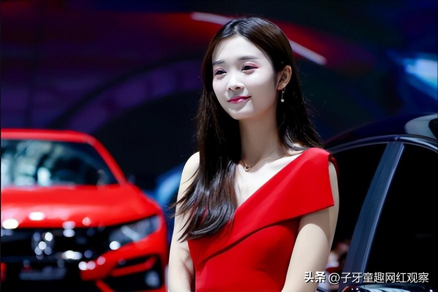 笑容甜美的气质车模,顶级车模惊艳亮相笑容甜美