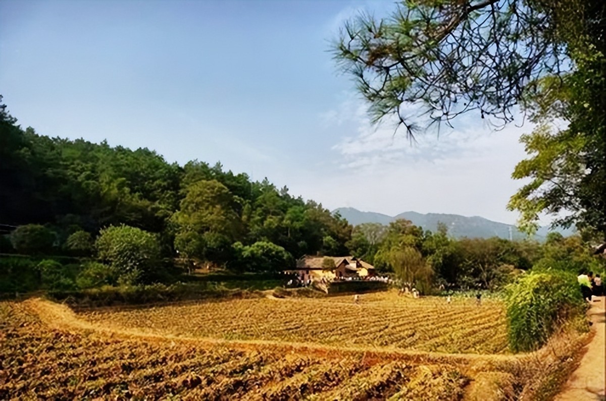 百年前,一位书生在山上写下一首诗,百年后,一代伟人在此诞生