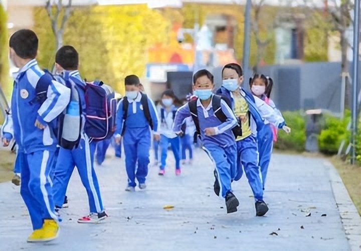 去武汉出差，同学小姨子热情招待我，与她发生幸福的事