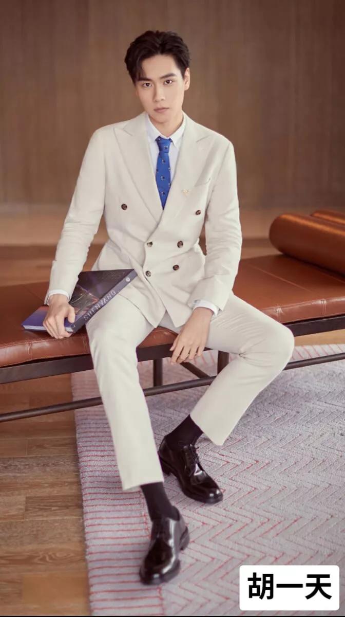 男明星穿白衬衫西装,男明星穿西装谁最好看