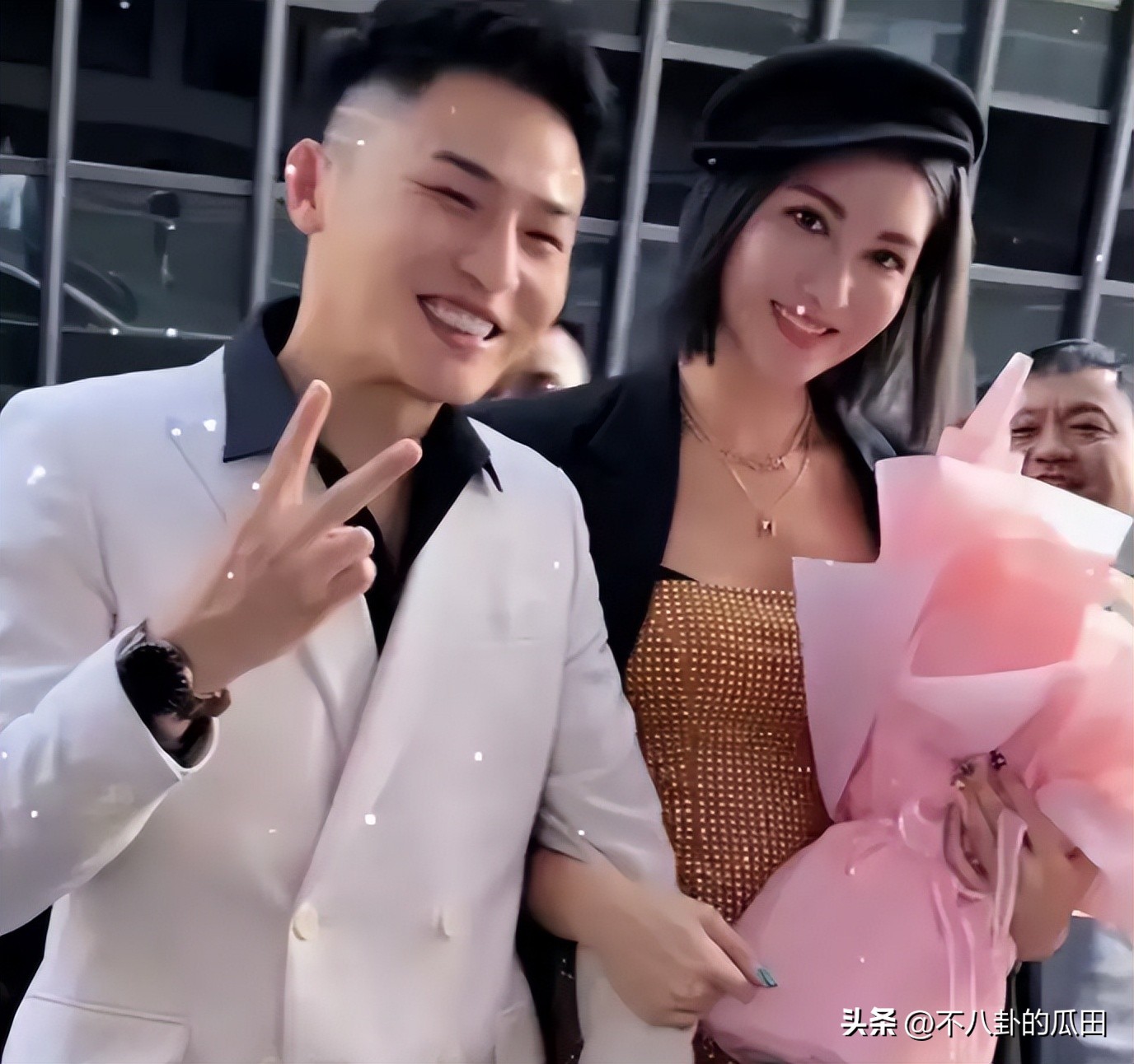 夹菜、擦嘴、当小弟，网红用钱让明星“折腰”的样子，真大开眼界