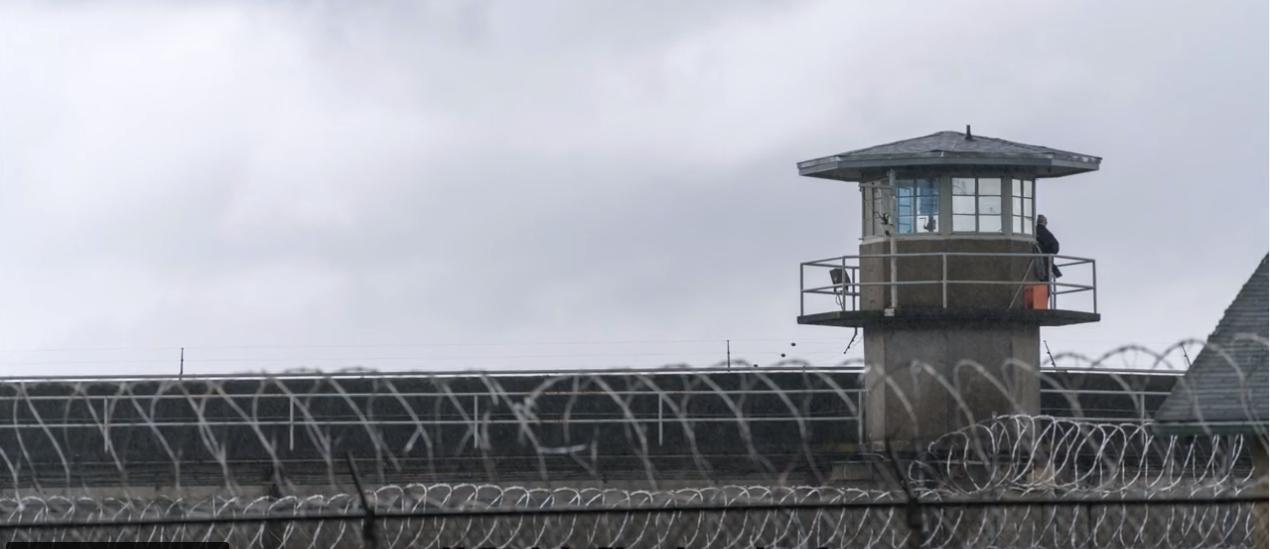 囚犯硬刚狱警，“德州7子”的硬核越狱事件，狱警还挥手示意