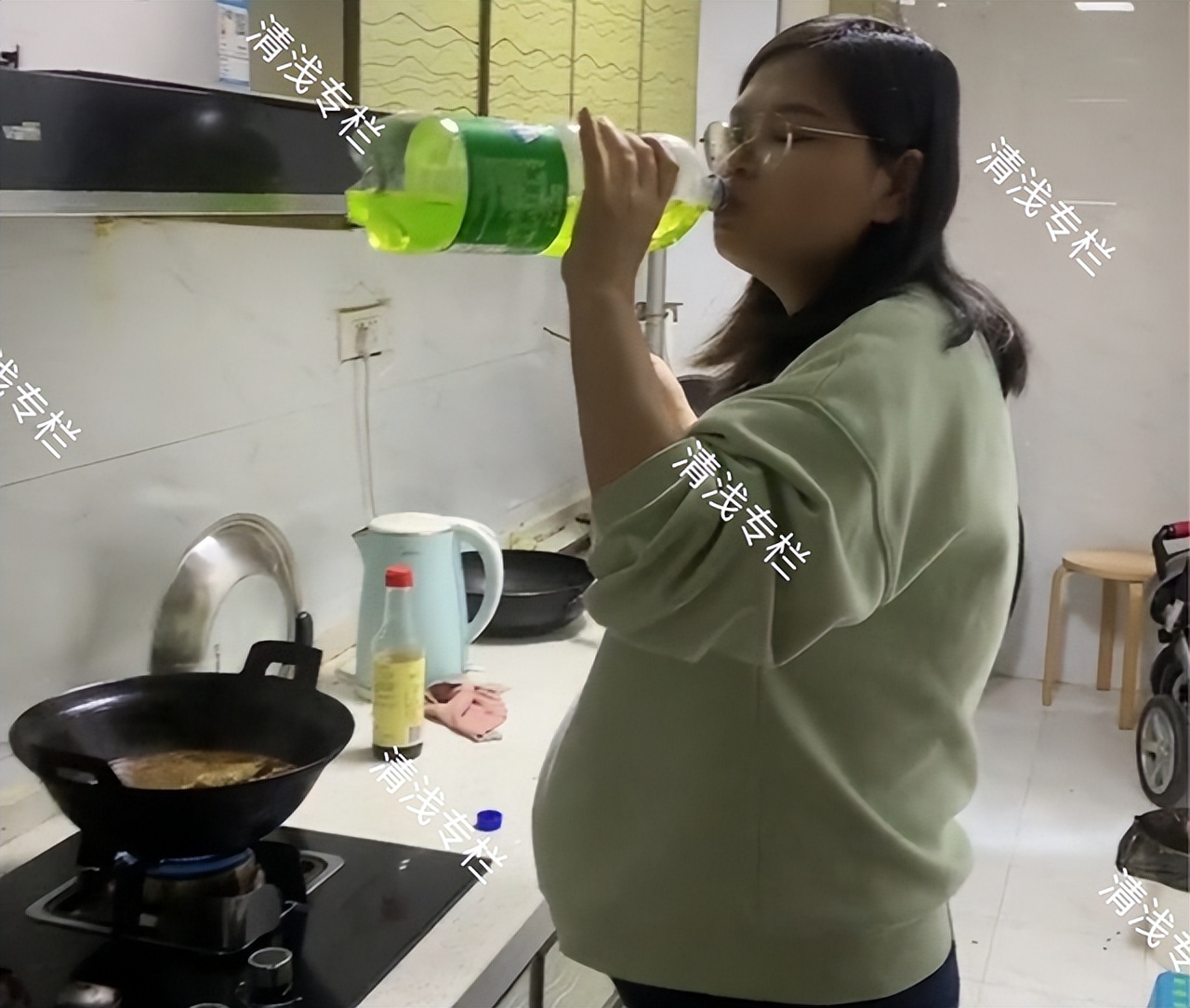 临产孕妇淡定吃火锅原作者,临产孕妇灶台前淡定吃火锅喝饮料