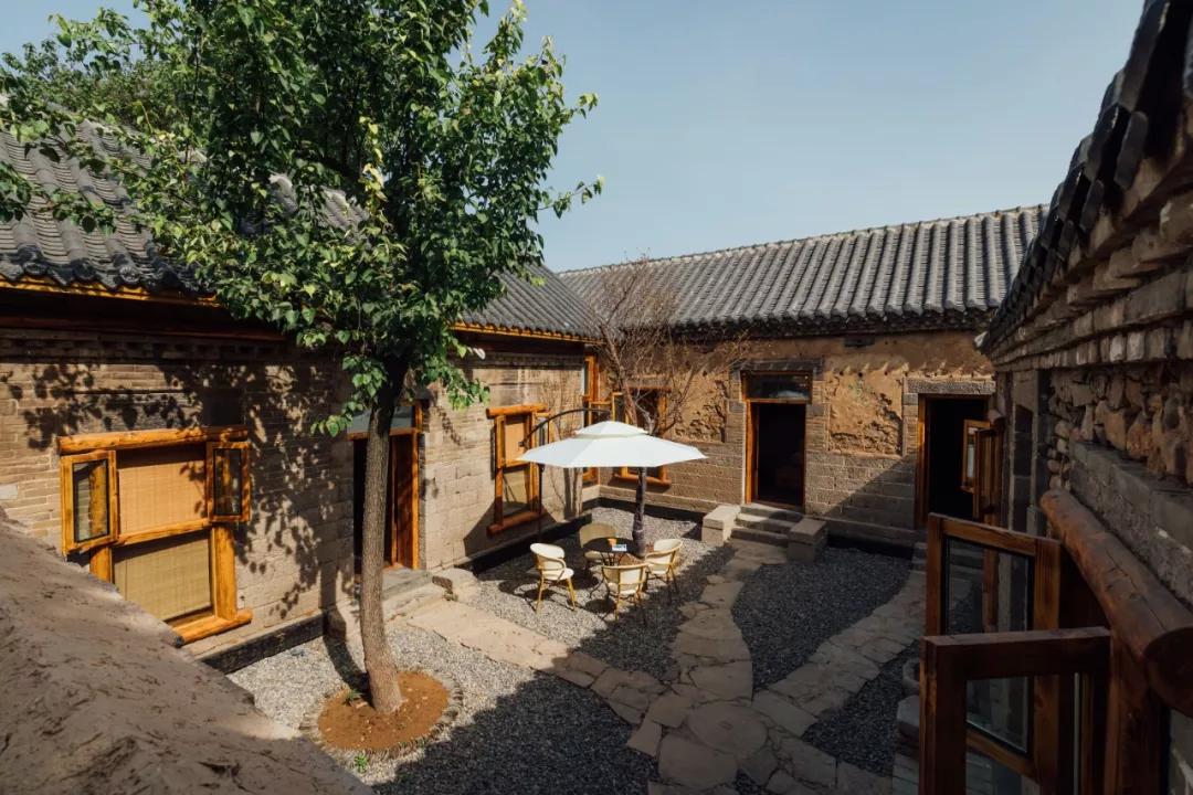 神仙眷侣辞掉高薪工作，爆改废弃山谷，悬崖高空造无边恒温泡池