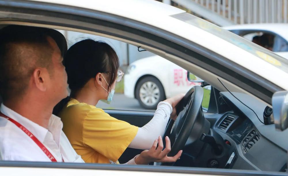 女学员遭遇极品“色教练”，得寸进尺，咸猪手伸向大腿内侧