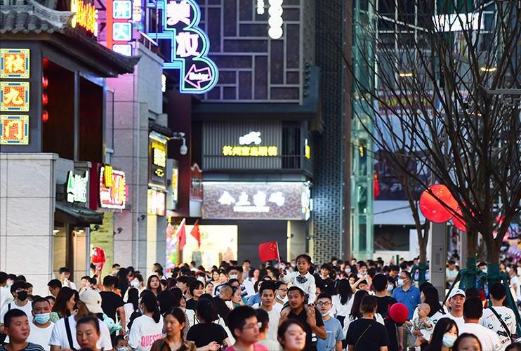 女孩街头扮牛乞讨救父是哪里的,15岁少女街头扮牛救父怎样感叹