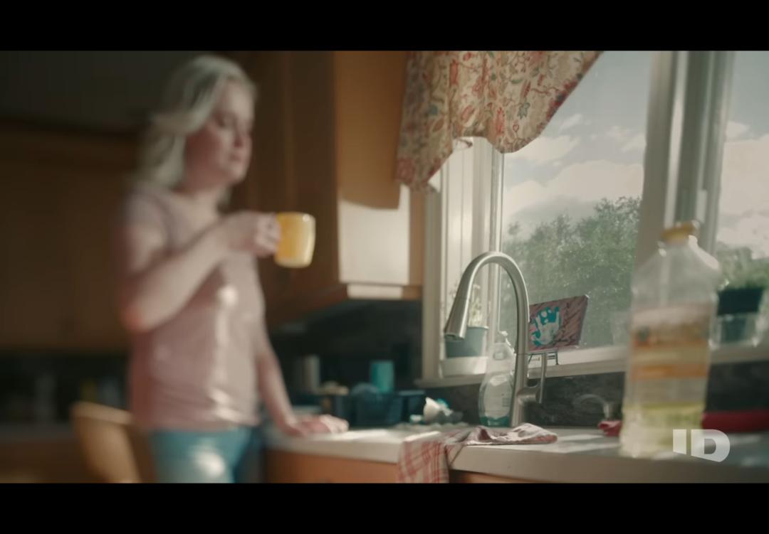 夫妇好心收养6岁女孩，发现竟是20岁侏儒假扮，还试图杀死他们