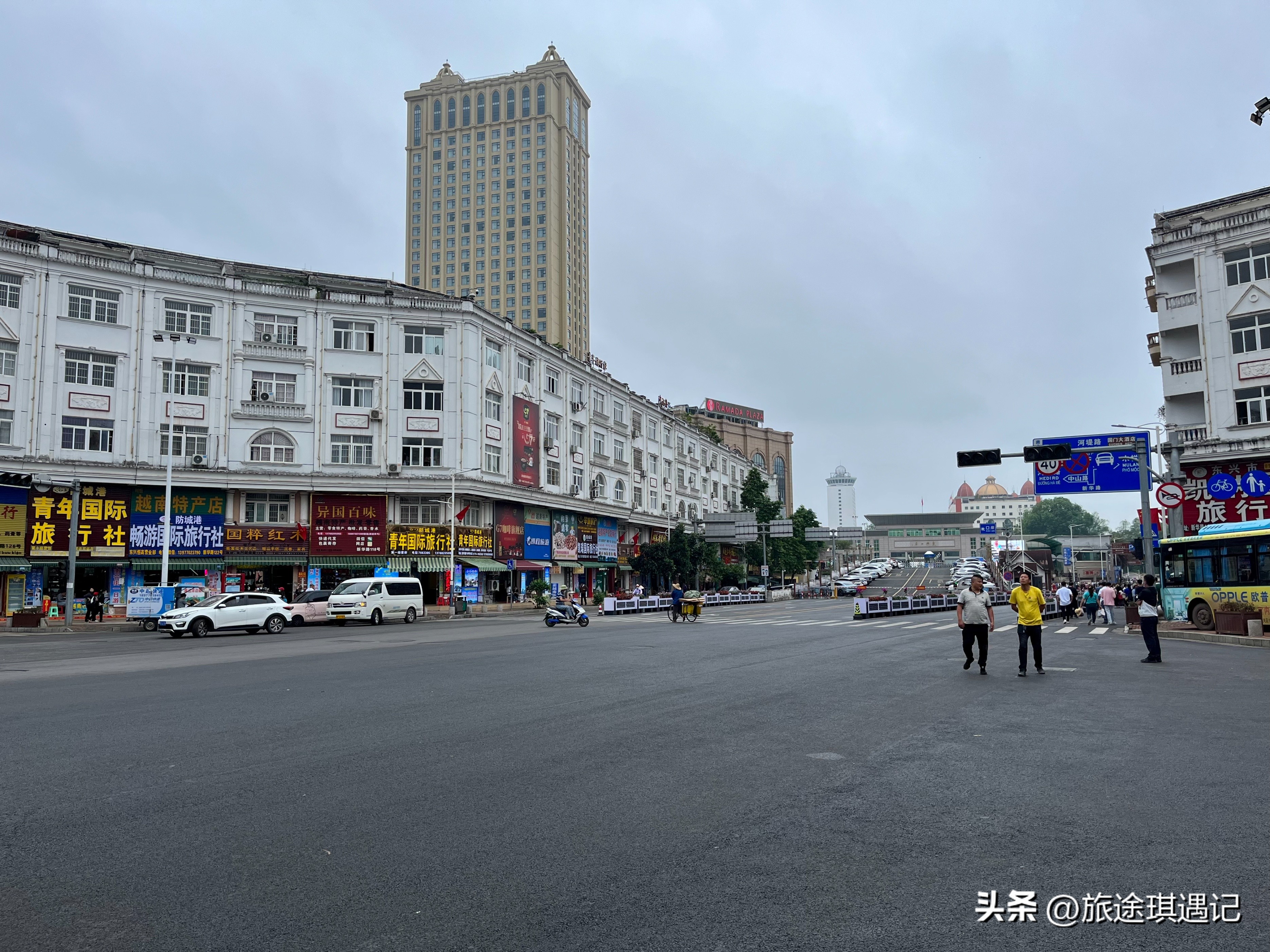 东兴与越南边境交界处,越南人看东兴北仑河