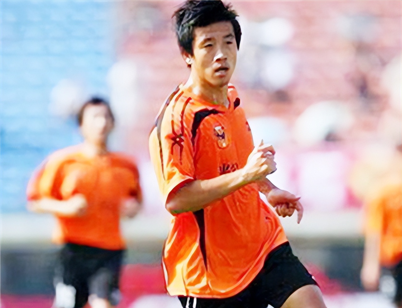 落魄的前大连国脚，与娇妻离异独自抚养女儿，为生计不惜当司机