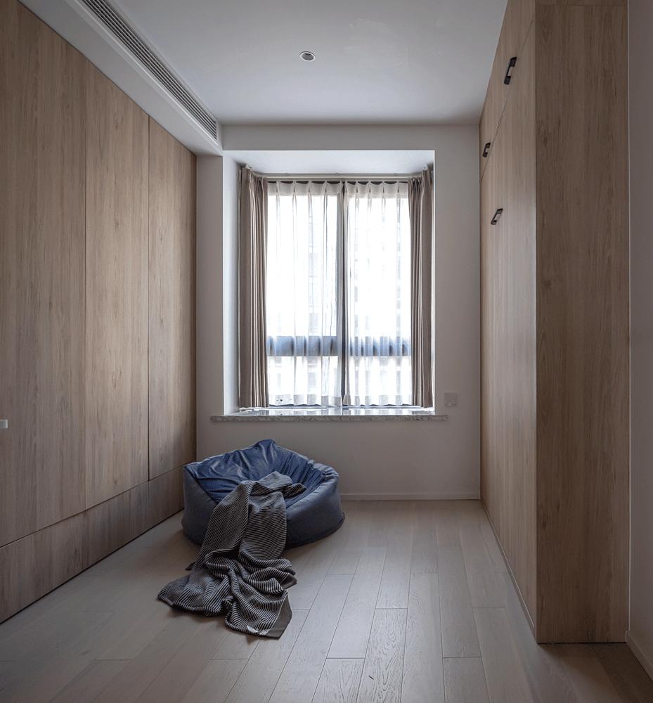 客厅超大储物柜改成衣帽间,客厅小房间改衣帽间