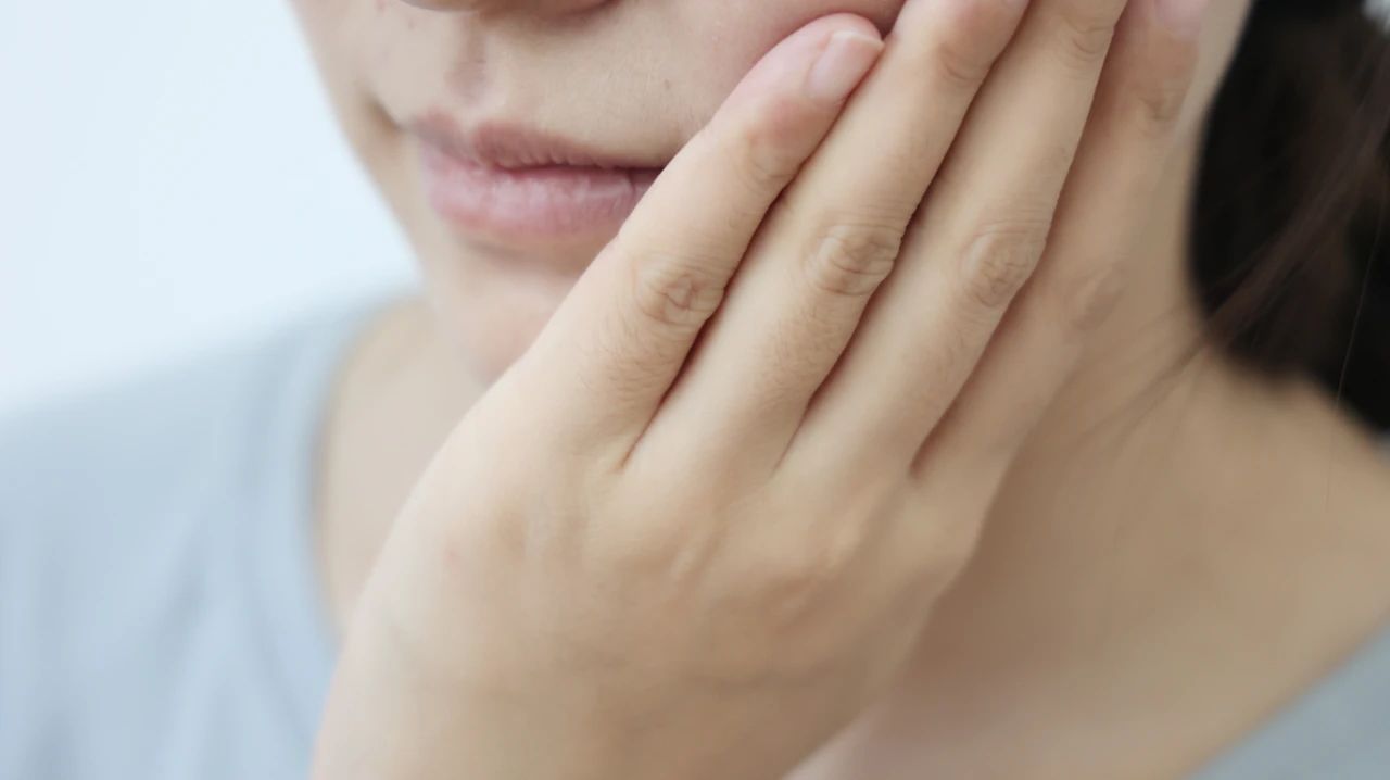 为什么一吃酸的牙齿也会酸,为什么一吃冷热酸甜牙齿就疼