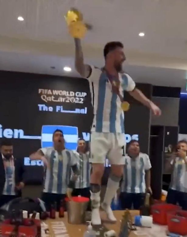 阿根廷夺得冠军更衣室庆祝,阿根廷庆祝梅西获得金球奖