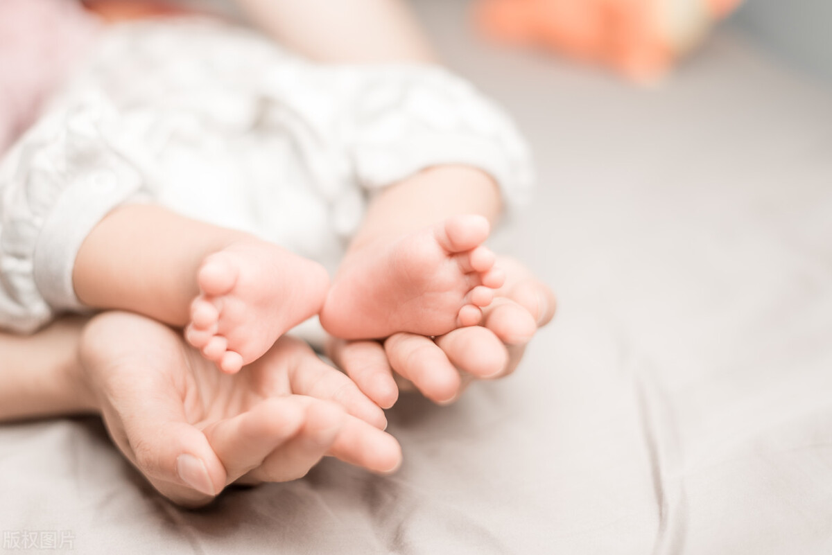 婴儿出现癫痫是什么原因引起,初生婴儿癫痫的原因