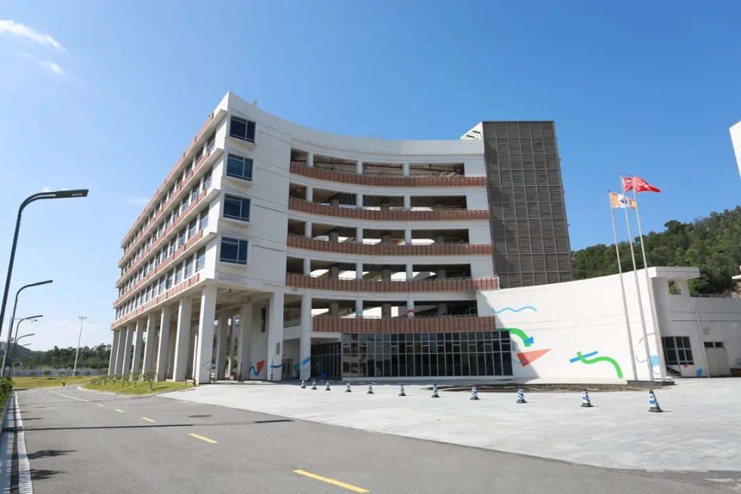 创校生录剑桥、去肯尼亚后变身“食堂警察”，90年历史的学校牛