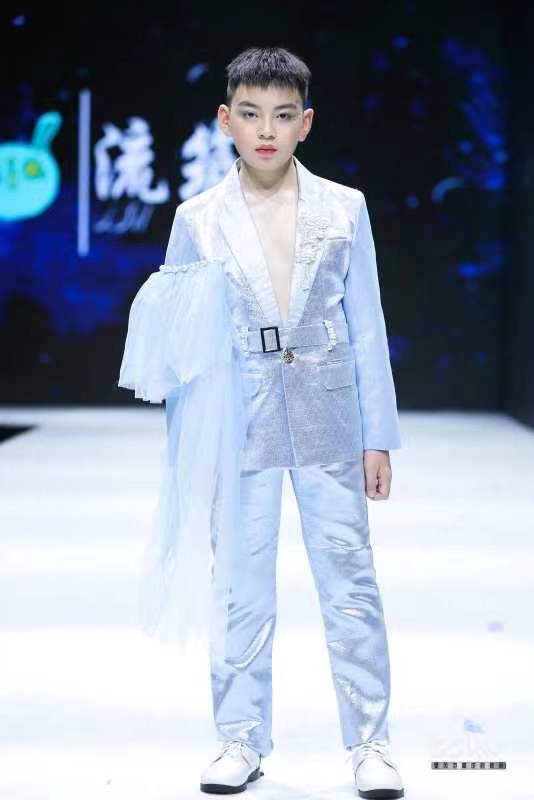 星风范高定时装周最耀眼小童星—叶康淇