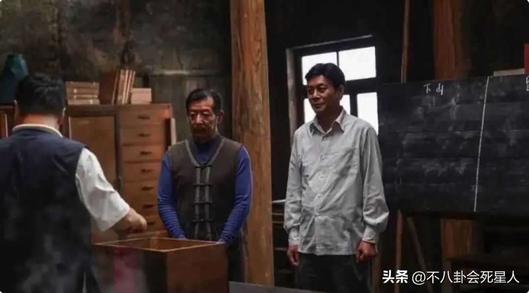 老戏骨云集，央视黄金档播出，《那山那海》打出了一把王炸